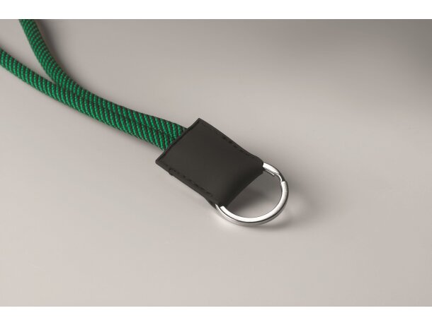 Lanyard cilíndrico con etiqueta en pvc verde